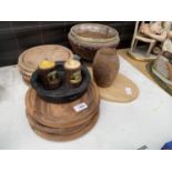 AN ASSORTMENT OF TREEN ITEMS TO INCLUDE CHOPPING BOARDS AND A BOWL ETC
