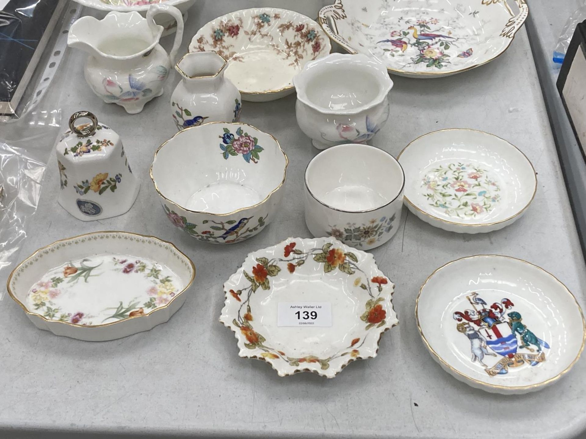 A QUANTITY OF CHINA TO INCLUDE COALPORT, ROYAL DOULTON, AYNSLEY, WEDGWOOD, PLATES, BOWLS, JUGS, - Image 5 of 8