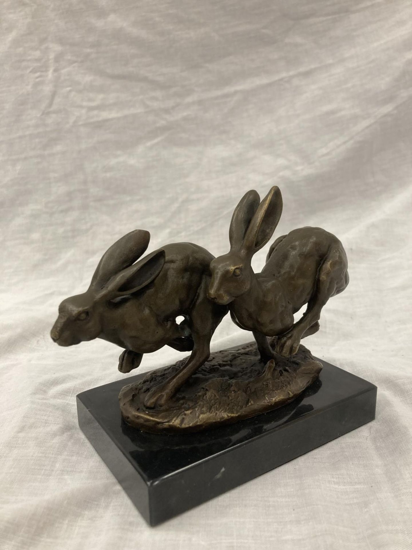 A SIGNED BRONZE OF HARES RUNNING ON A MARBLE PLINTH HEIGHT 12CM, LENGTH 15CM - Image 2 of 7