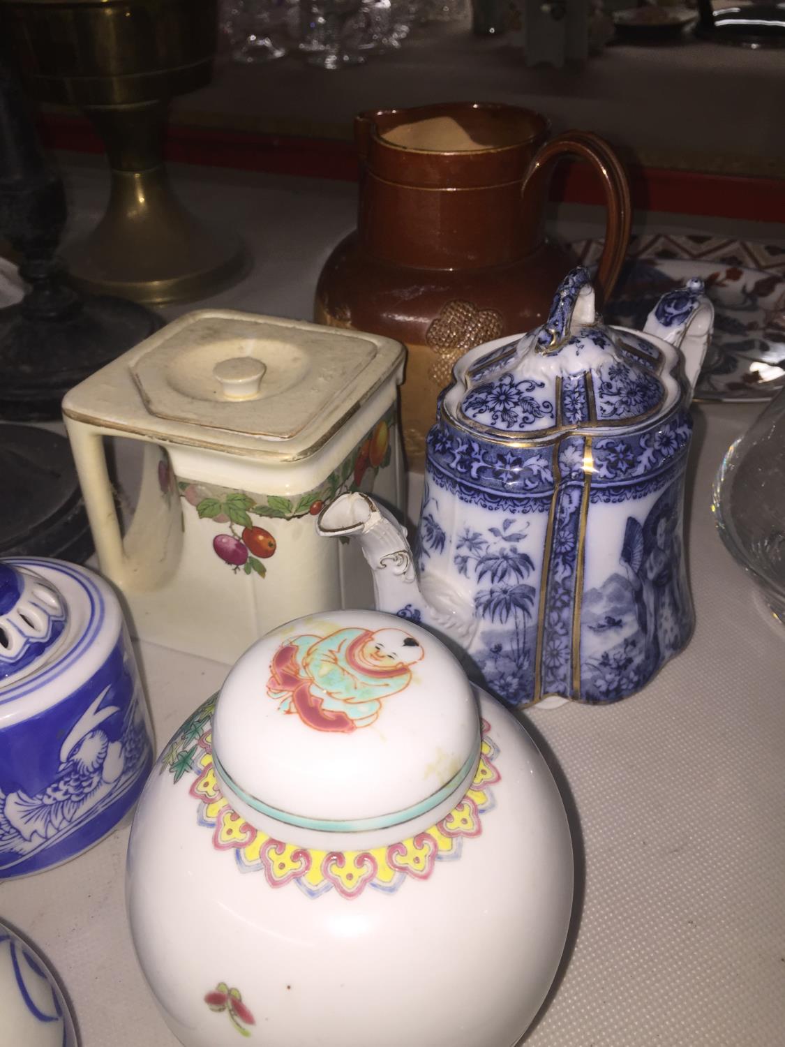 A QUANTITY OF CERAMIC ITEMS TO INCLUDE A ROYAL DOULTON JUG, A 'CUBE' TEAPOT, S. H. & SONS BLUE AND - Image 3 of 5