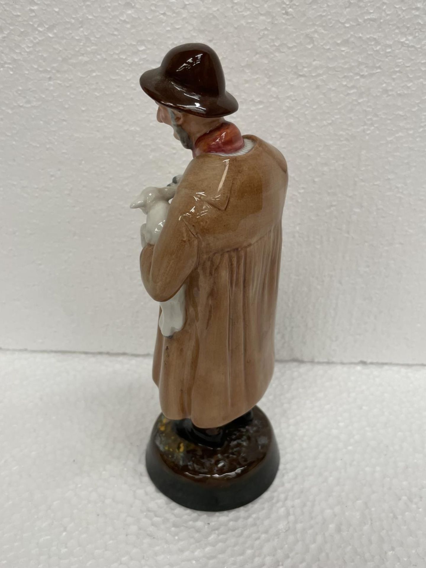 A ROYAL DOULTON FIGURE LAMBING TIME HN1890 - Image 2 of 4