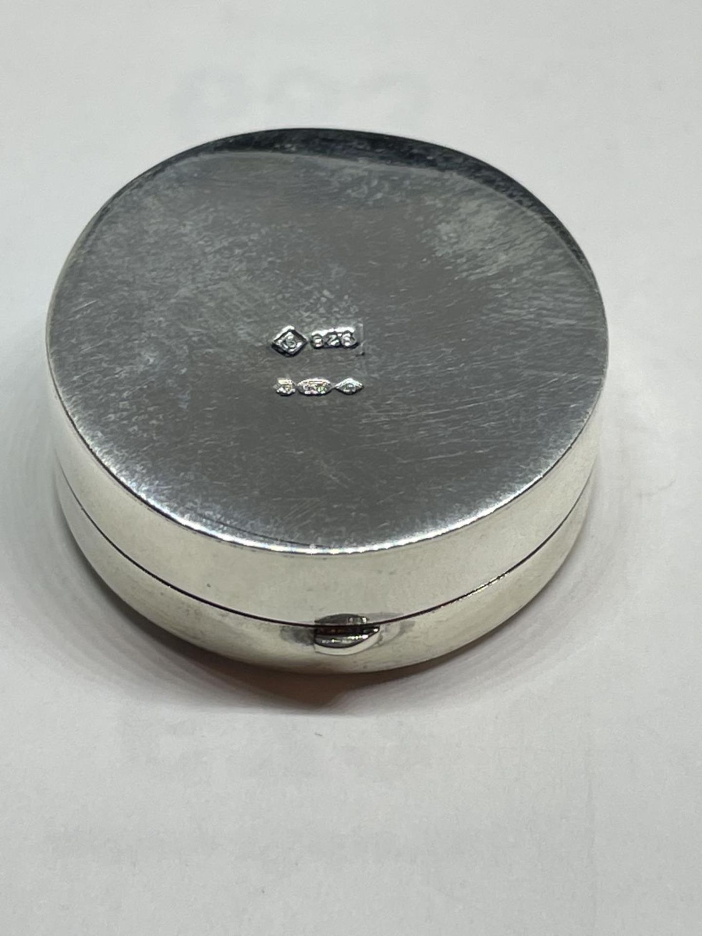 A MARKED SILVER PILL BOX WITH A MASONIC DESIGN - Image 2 of 3