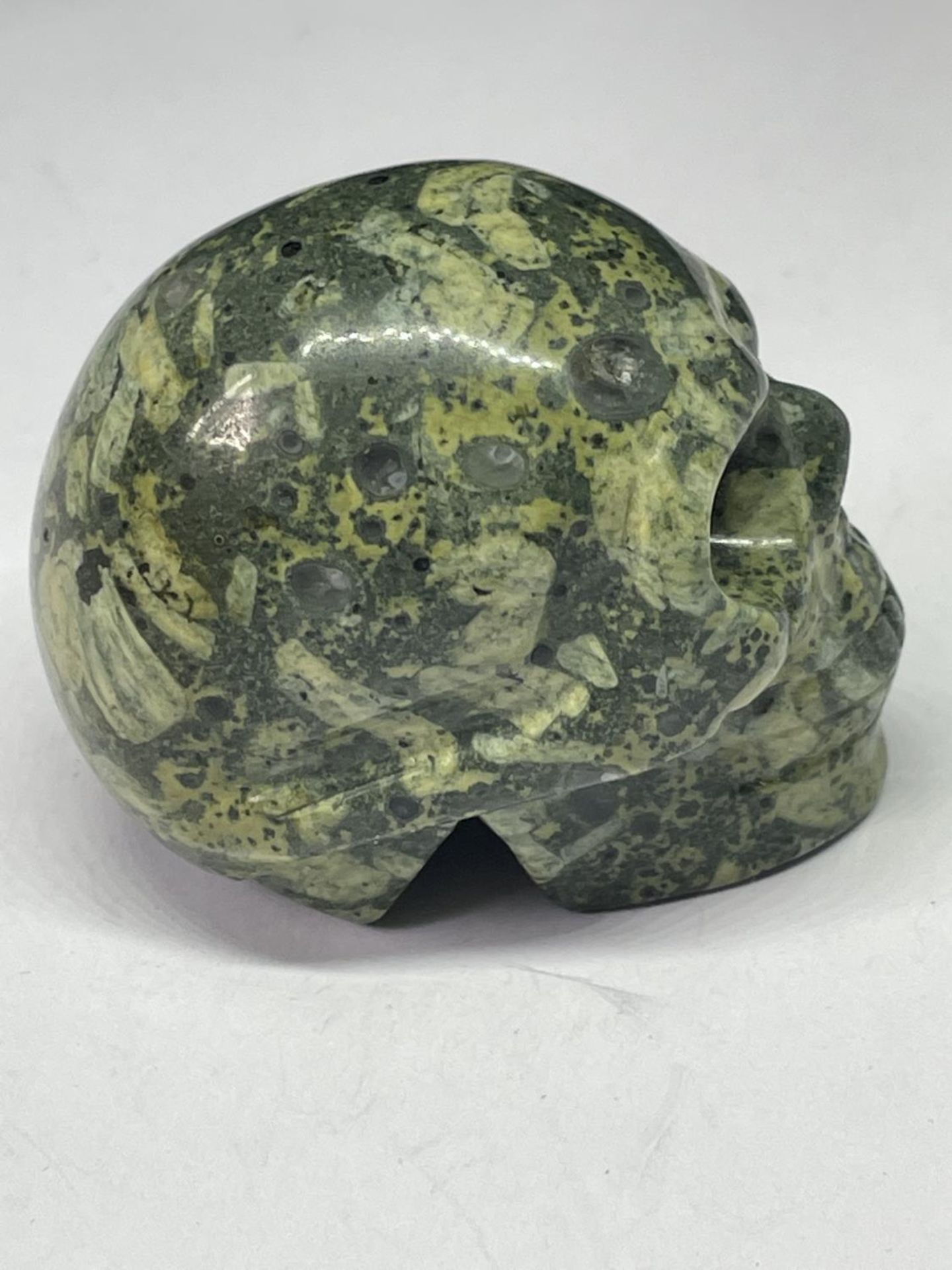 A CARVED AGATE SKULL - Image 2 of 4