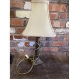 A MODERN BRASS COLOURED EFFECT BASE LAMP WITH CREAM SHADE - 58 CMIN HEIGHT TOGETHER WITH SHADE