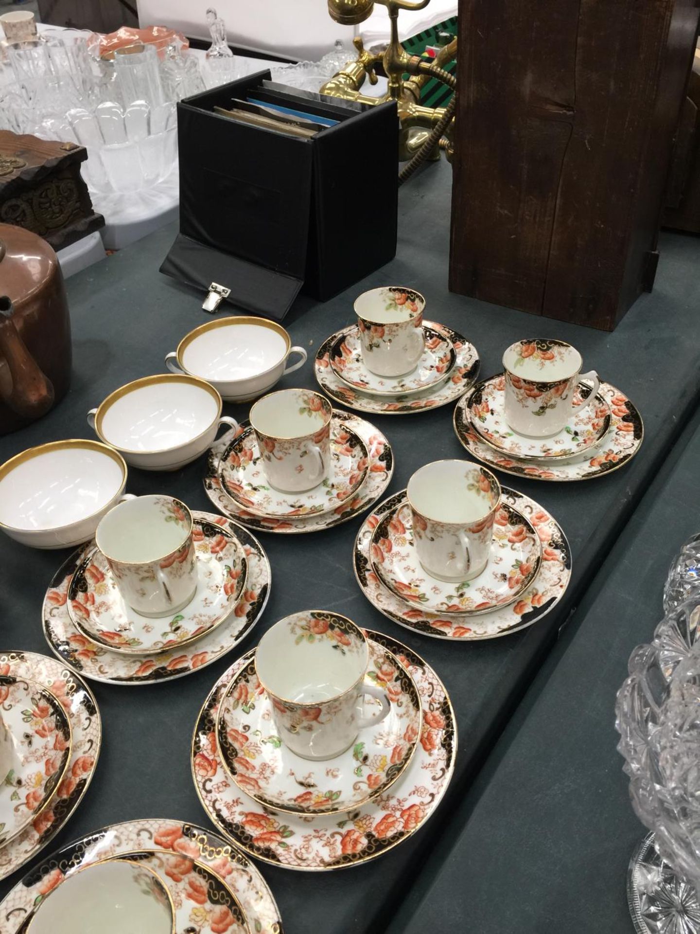 A QUANTITY OF DELPHINE CHINA CUPS, SAUCERS, PLATES, ETC, PLUS FOUR ROYAL DOULTON 'ROYAL GOLD' TWIN - Image 3 of 5