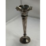 A HALLMARKED BIRMINGHAM SILVER BUD VASE WITH WEIGHTED BASE HEIGHT 25CM GROSS WEIGHT 355.9 GRAMS