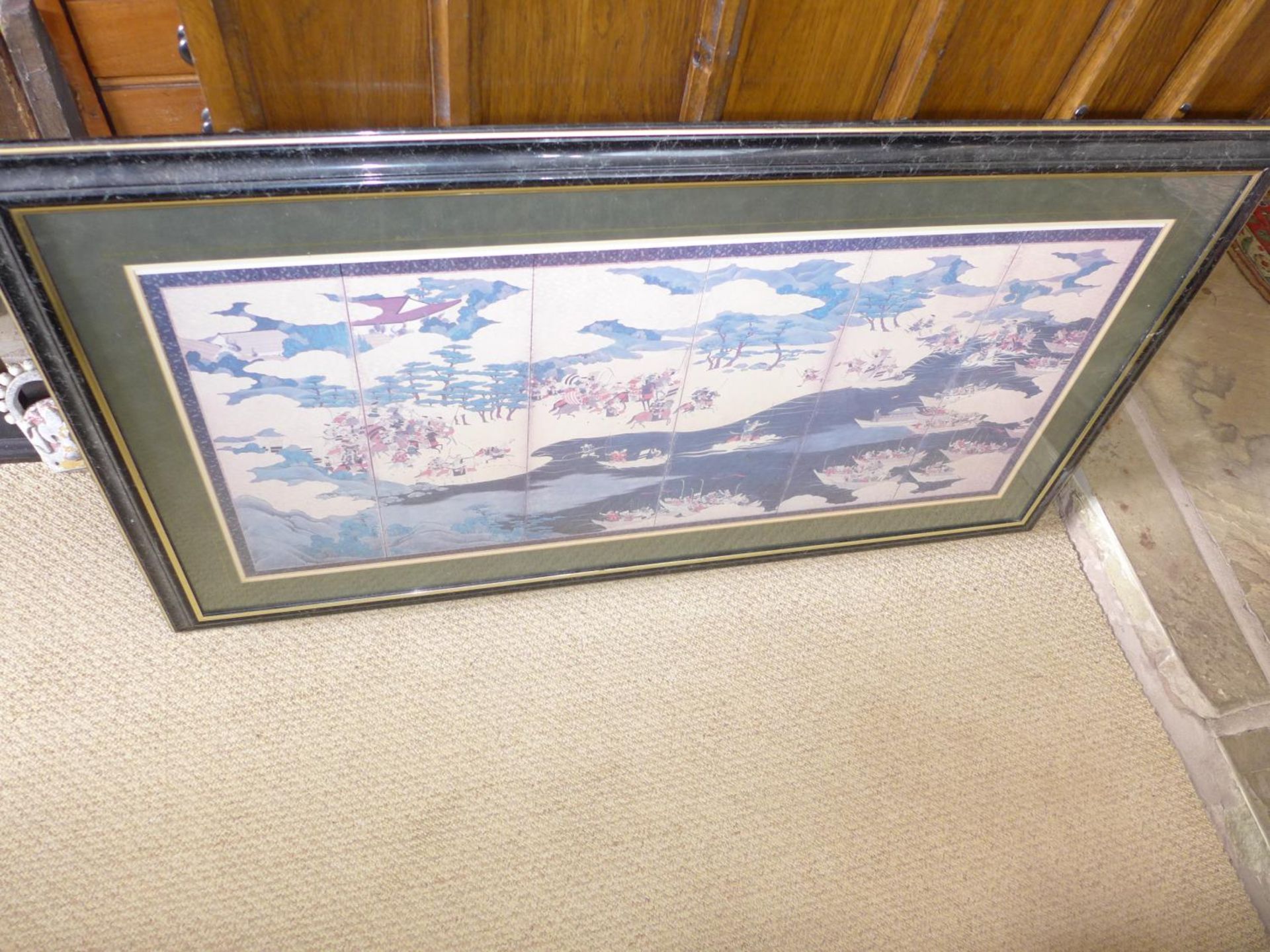 A COLOURED PRINT OF A 17TH CENTURY JAPANESE BATTLE SCENE, FRAME 62CM BY 112CM