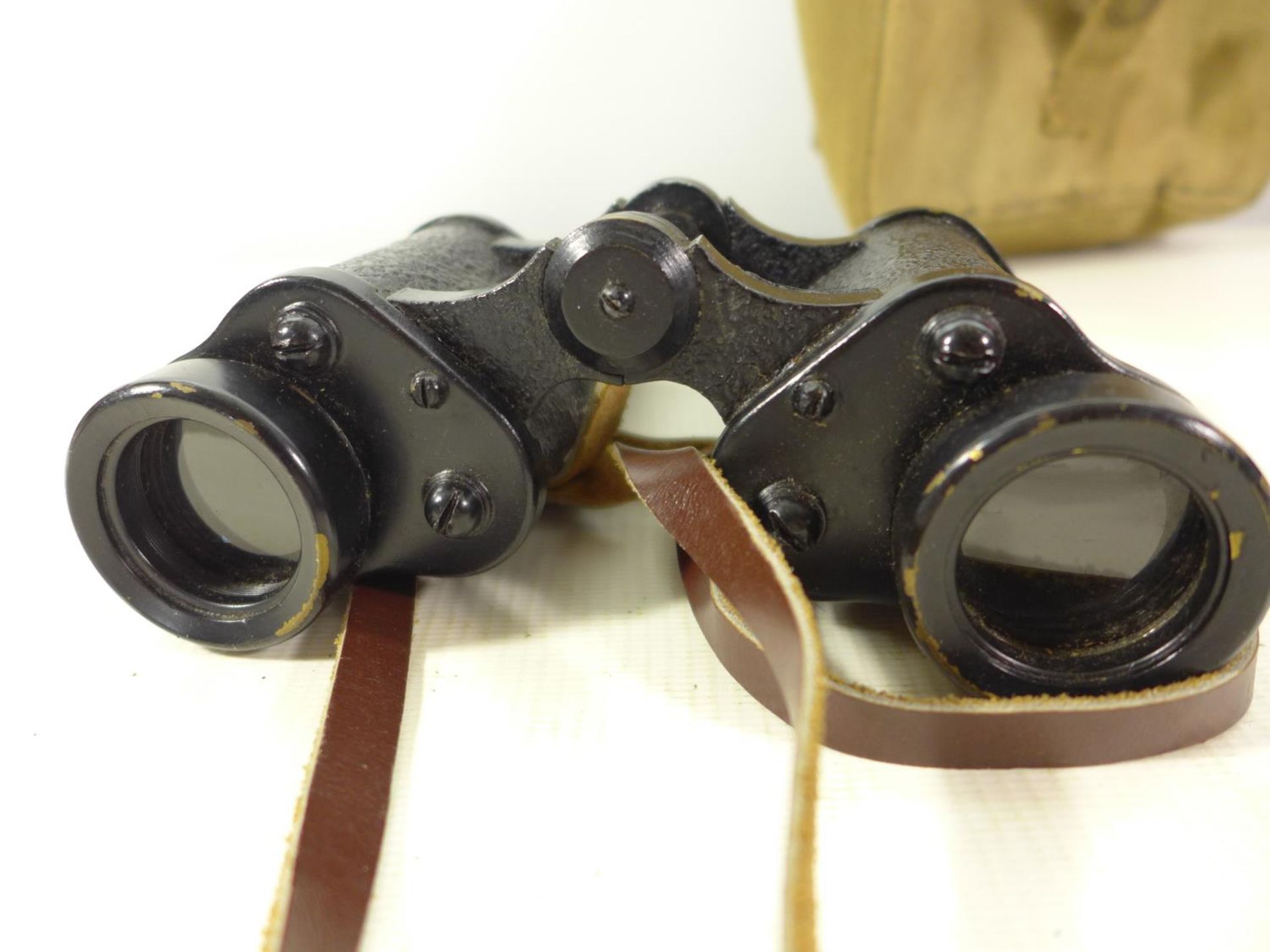 A PAIR OF BRITISH KERSHAW NO.2 MKIII BINOCULARS DATED 1945, INCLUDES CASE - Image 4 of 7