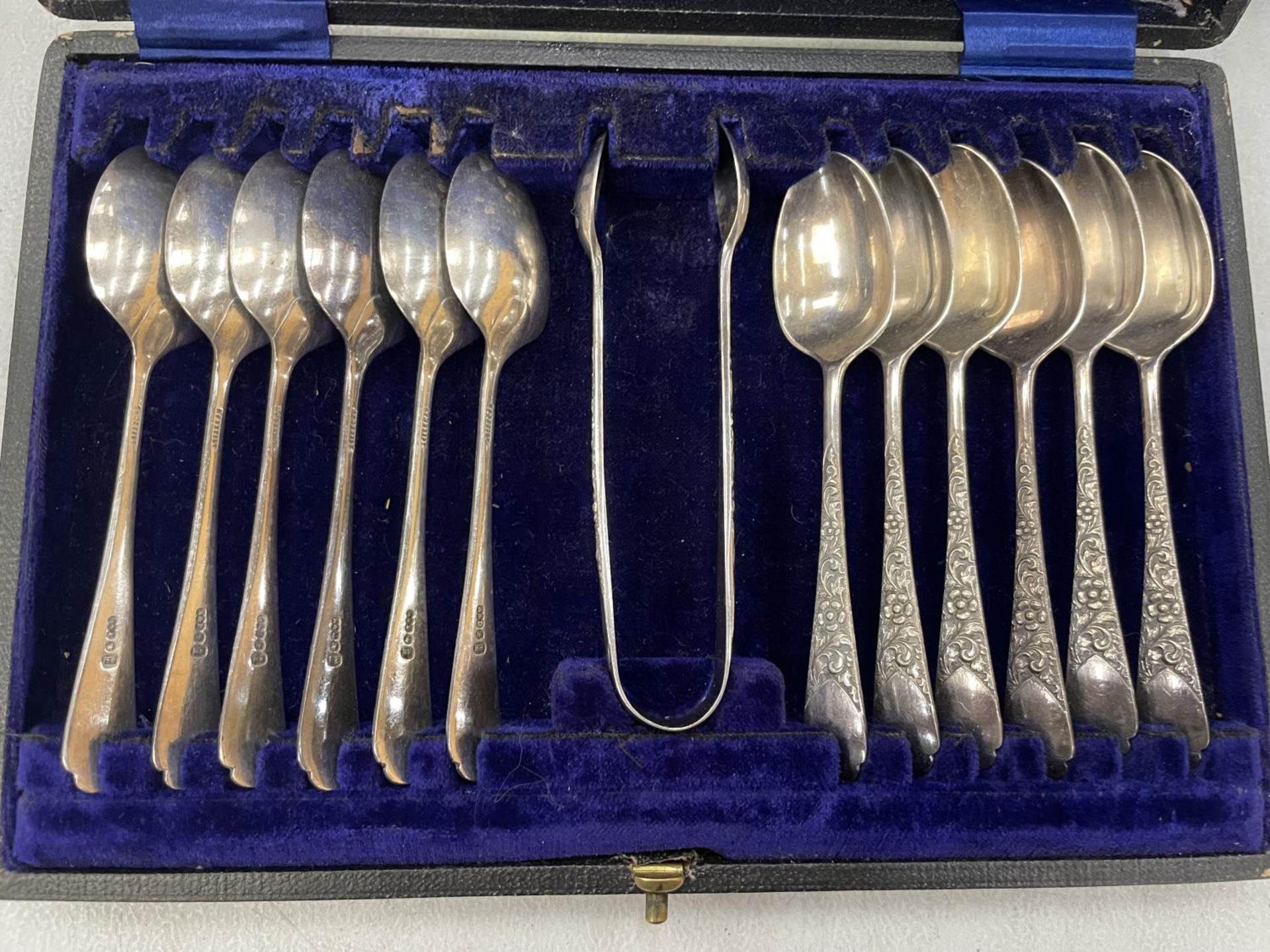 A VINTAGE BOXED SET OF TEASPOONS AND SUGAR TONGS - Image 2 of 4