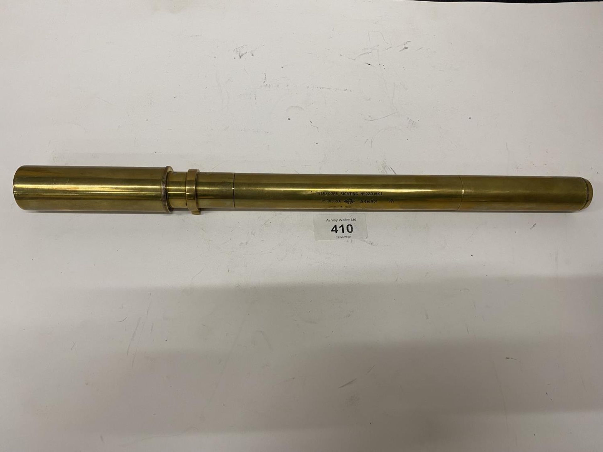 A BRITISH EARLY 20TH CENTURY BRASS SIGHTING TELESCOPE NO.220 MARK I, LENGTH 39.5CM