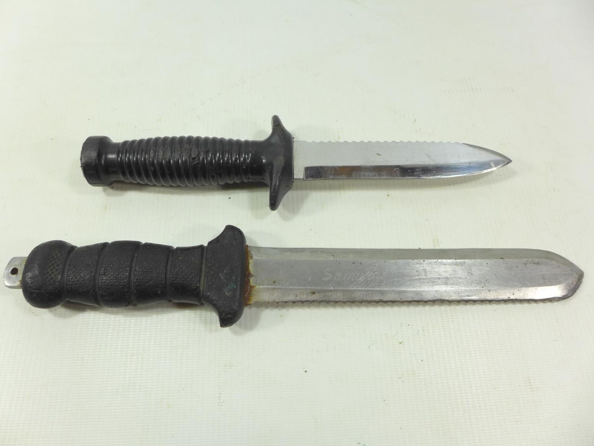 A SAMURAI DIVING KNIFE 19.5 CM BLADE AND A FURTHER DIVING KNIFE 13.5 CM BLADE