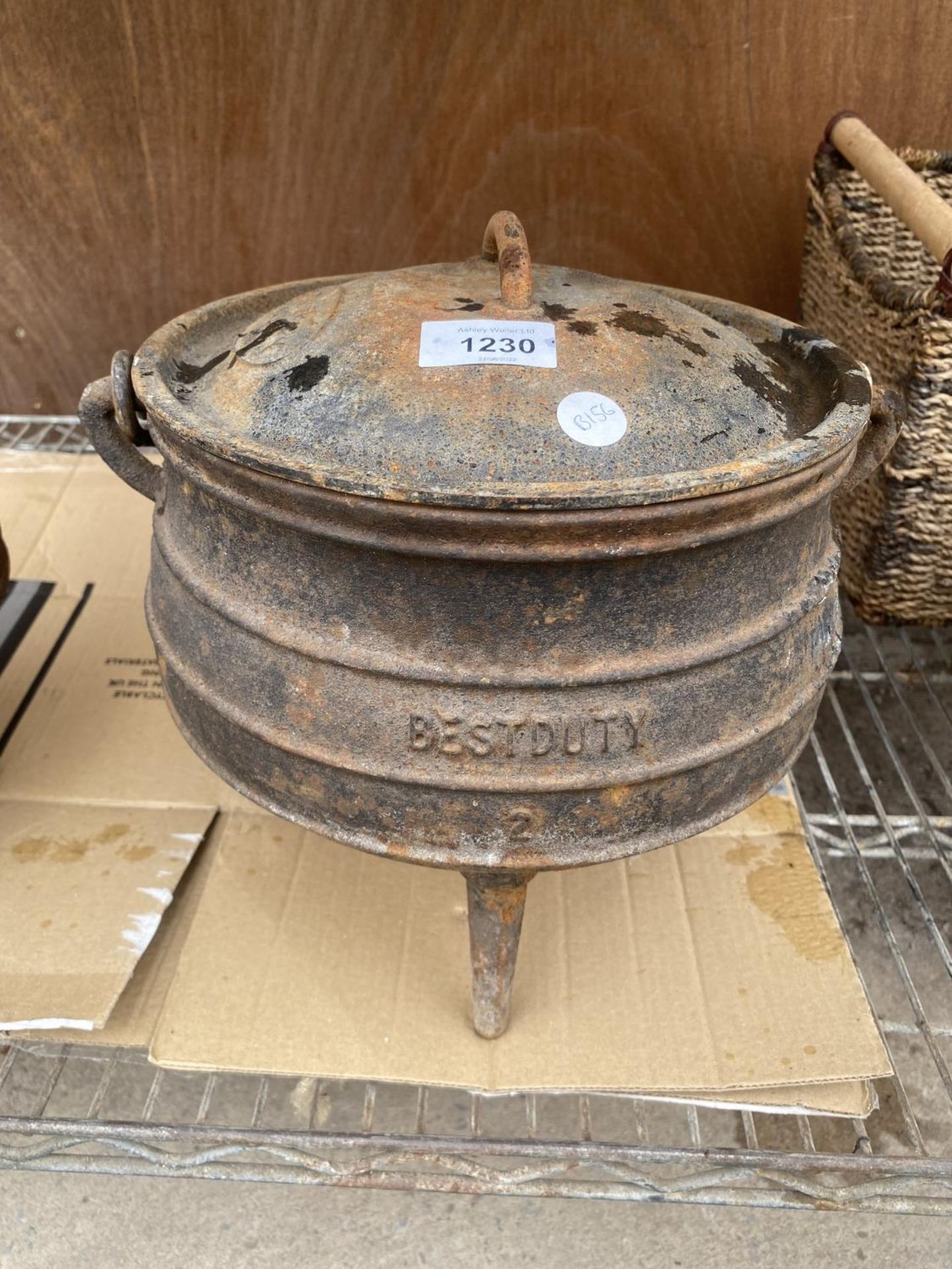 A VINTAGE CAST IRON 'BEST-DUTY' COOKING POT