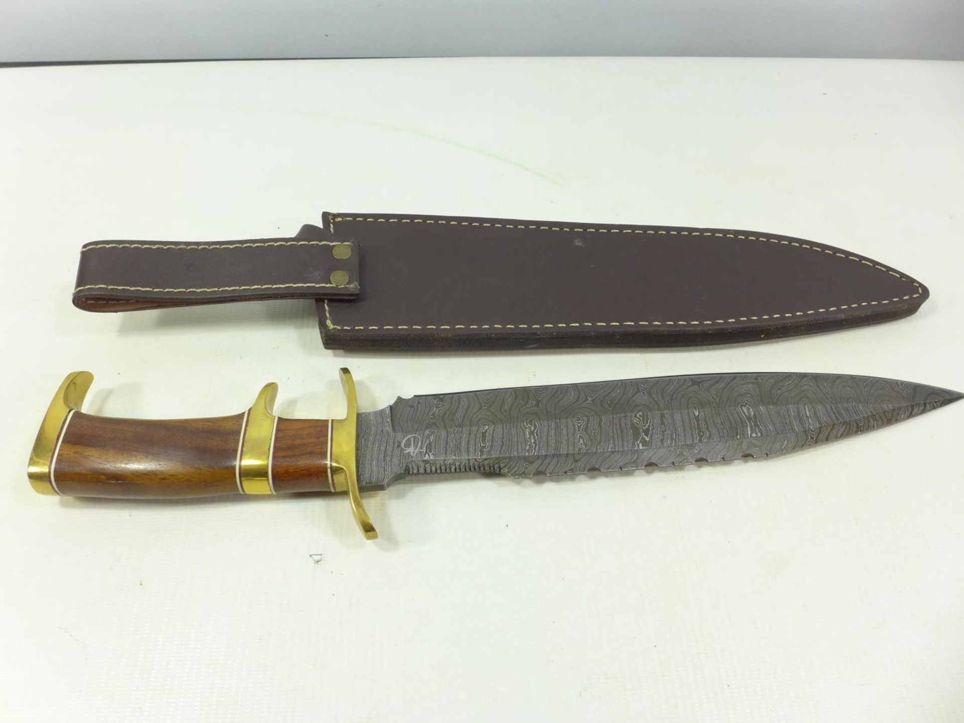 A LARGE WELL MADE HUNTING KNIFE AND SCABBARD 28 CM DAMASCUS BLADE - Image 3 of 5