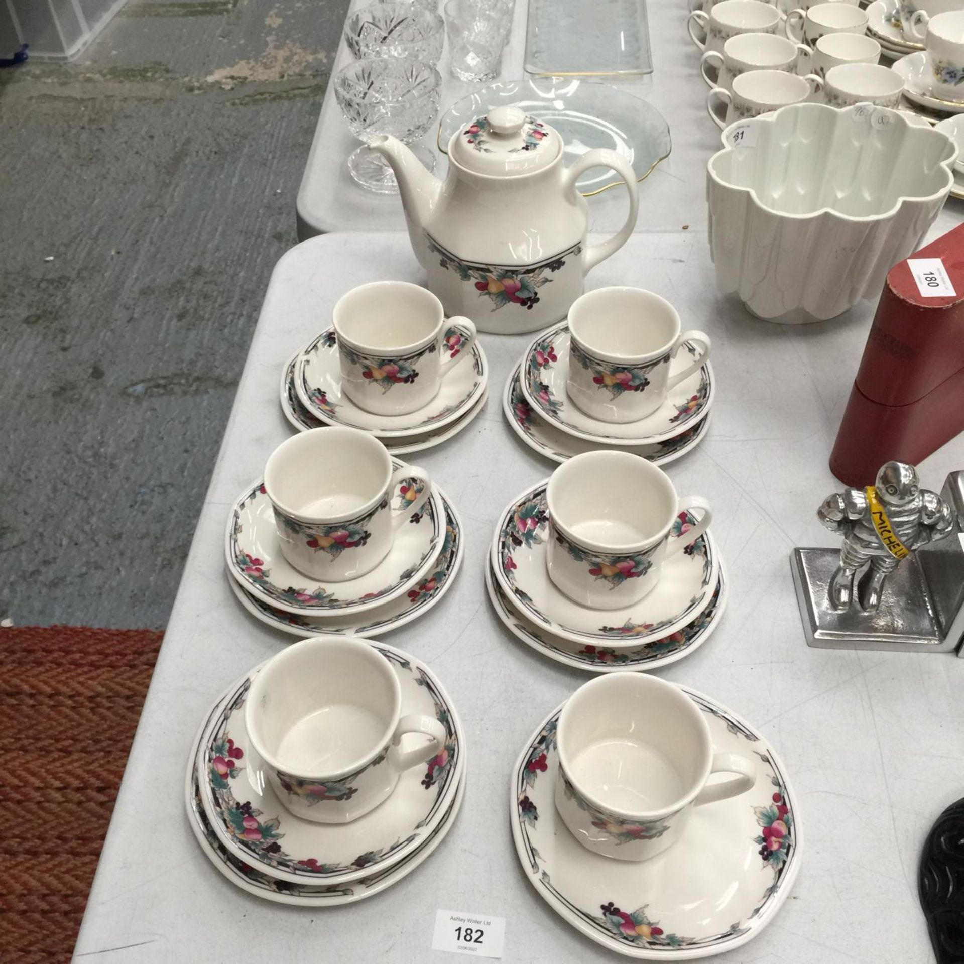 A ROYAL DOULTON 'AUTUMN'S GLORY' PART TEA SET TO INCLUDE TEAPOT, CUPS SAUCERS AND SIDE PLATES