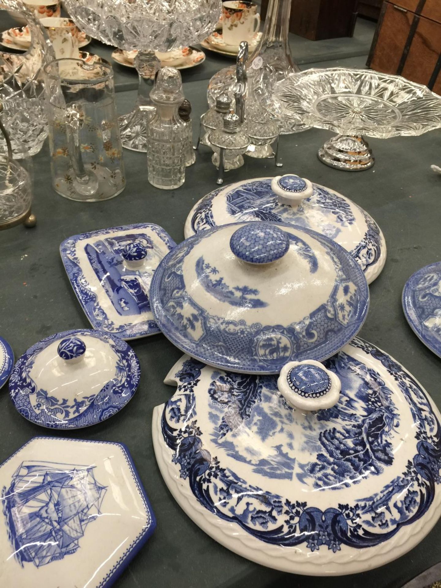 A QUANTITY OF BLUE AND WHITE LIDS TO INCLUDE SPODE - Image 2 of 9