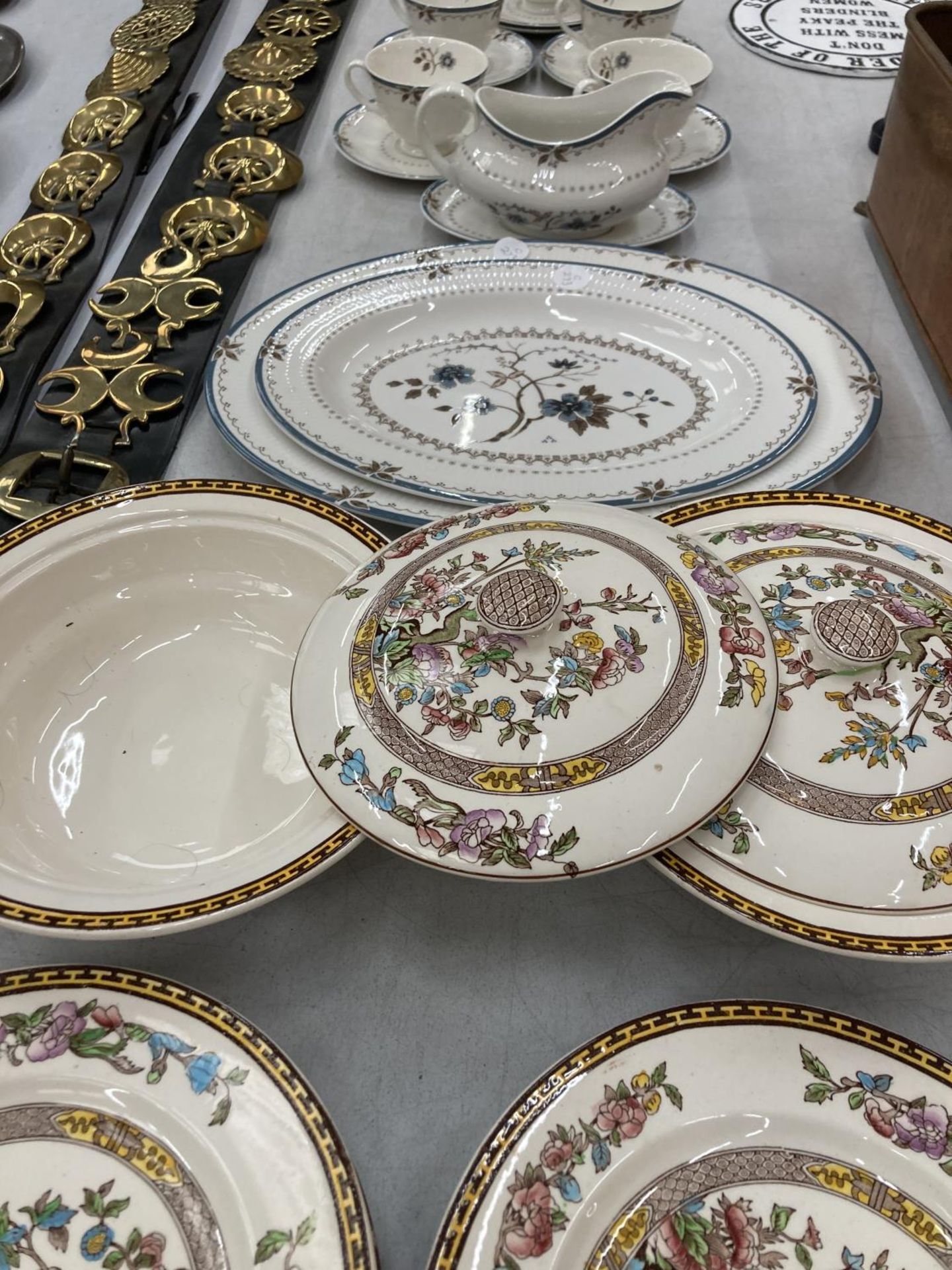 A QUANTITY OF WASHINGTON 'INDIAN TREE' DINNERWARE TO INCLUDE PLATES, BOWLS, TUREEN, SAUCE BOAT, ETC - Image 3 of 6