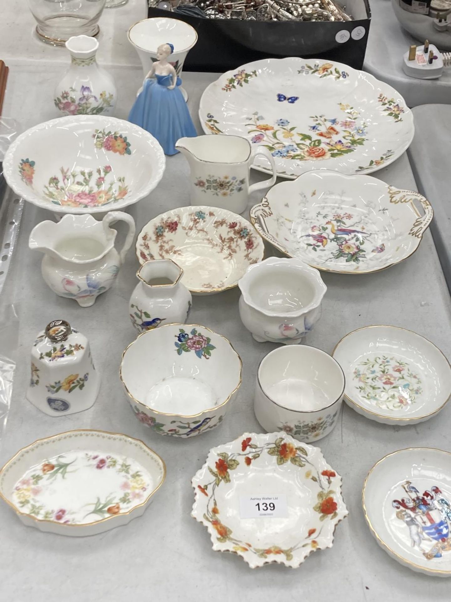 A QUANTITY OF CHINA TO INCLUDE COALPORT, ROYAL DOULTON, AYNSLEY, WEDGWOOD, PLATES, BOWLS, JUGS,