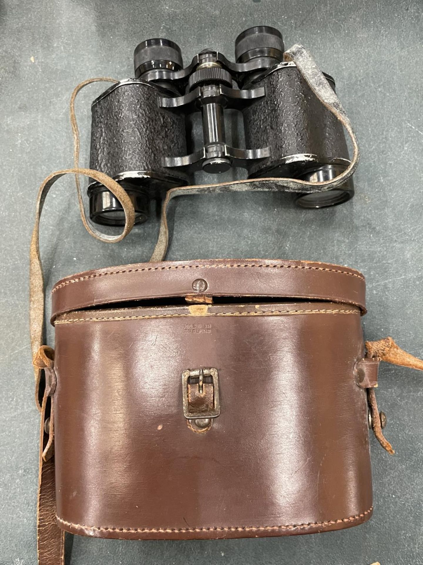 A PAIR OF DOLLOND LONDON BINOCULARS IN BROWN LEATHER CASE - MADE IN ENGLAND - LUMA 8 X 30