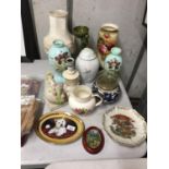 A QUANTITY OF CERAMIC ITEMS TO INCLUDE VASES, A BLUE AND WHITE BISCUIT BARREL WITH PEWTER LID AND