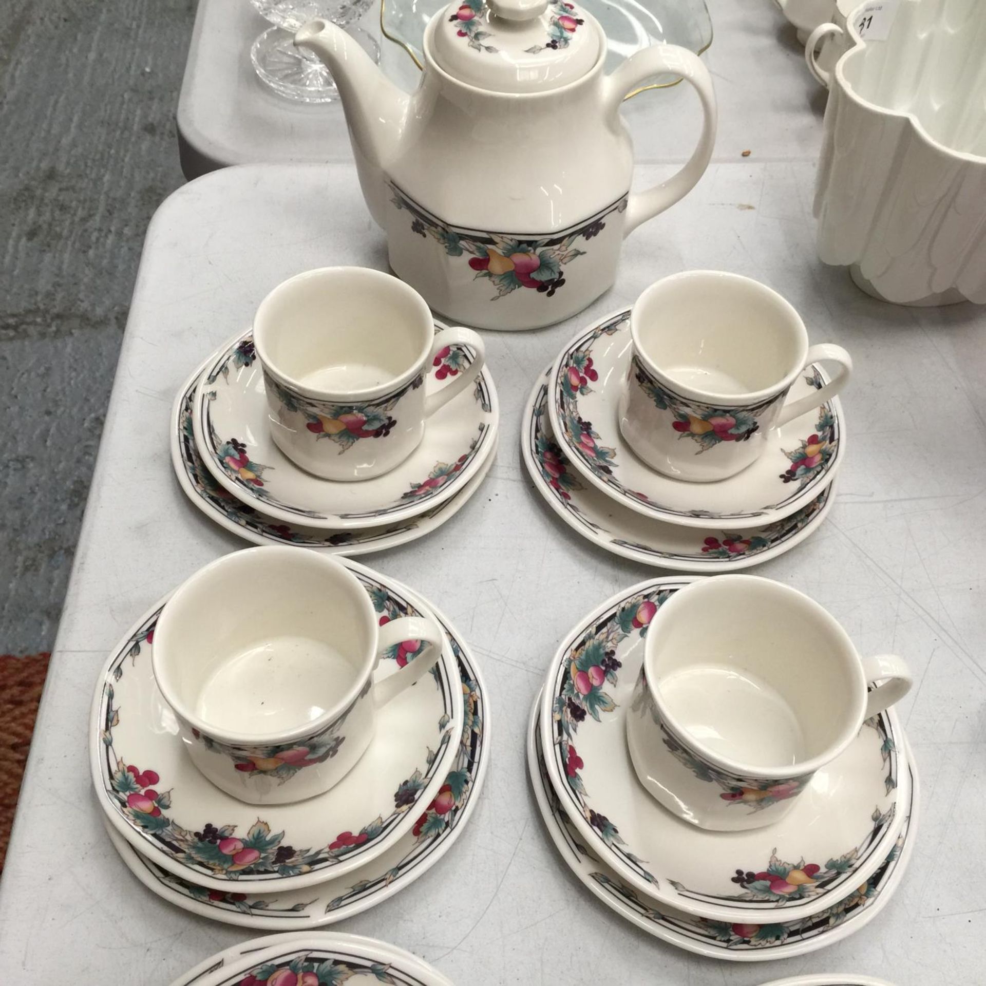 A ROYAL DOULTON 'AUTUMN'S GLORY' PART TEA SET TO INCLUDE TEAPOT, CUPS SAUCERS AND SIDE PLATES - Image 2 of 4