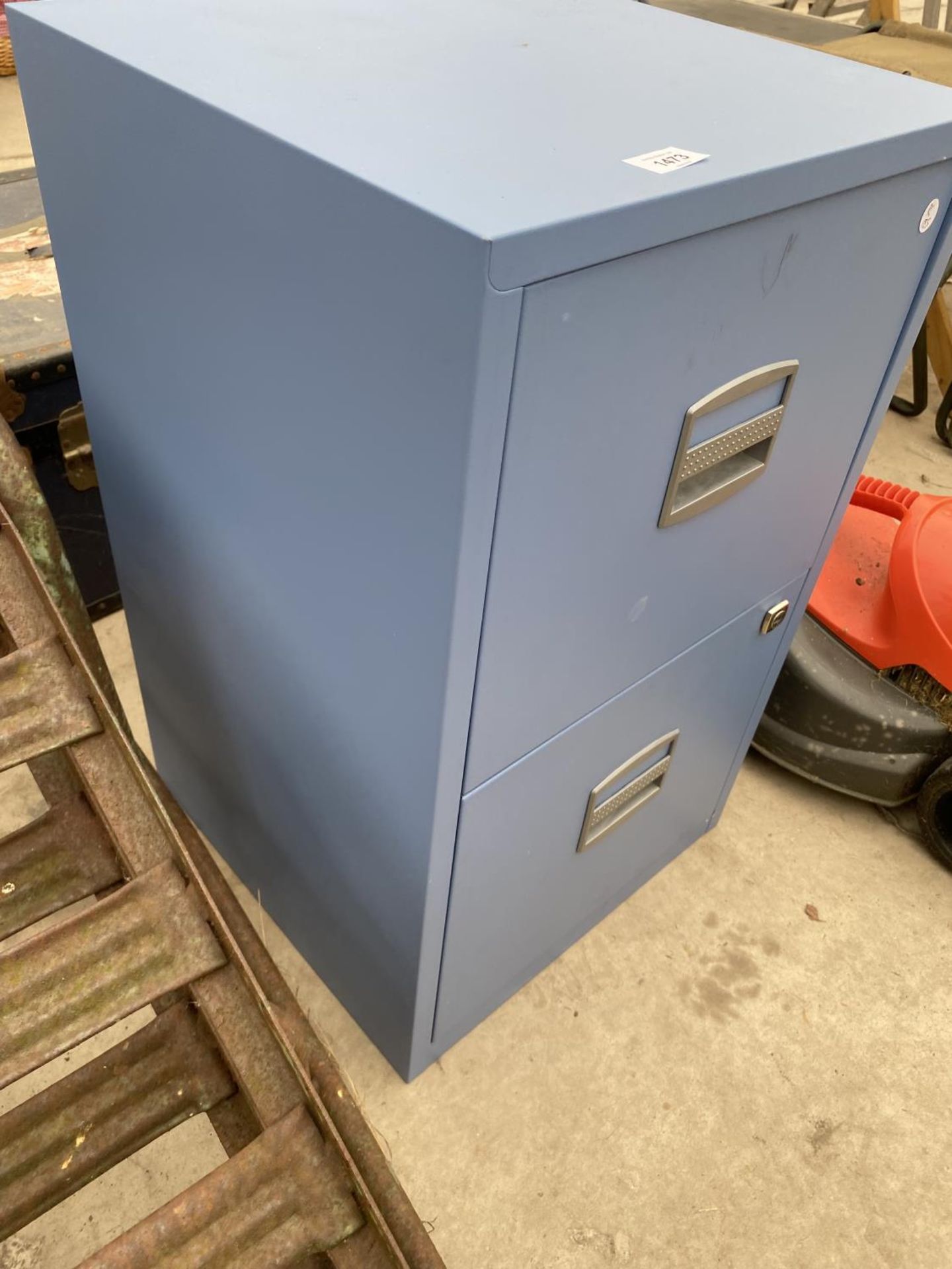 A BLUE METAL TWO DRAWER FILING CABINET - Image 4 of 4