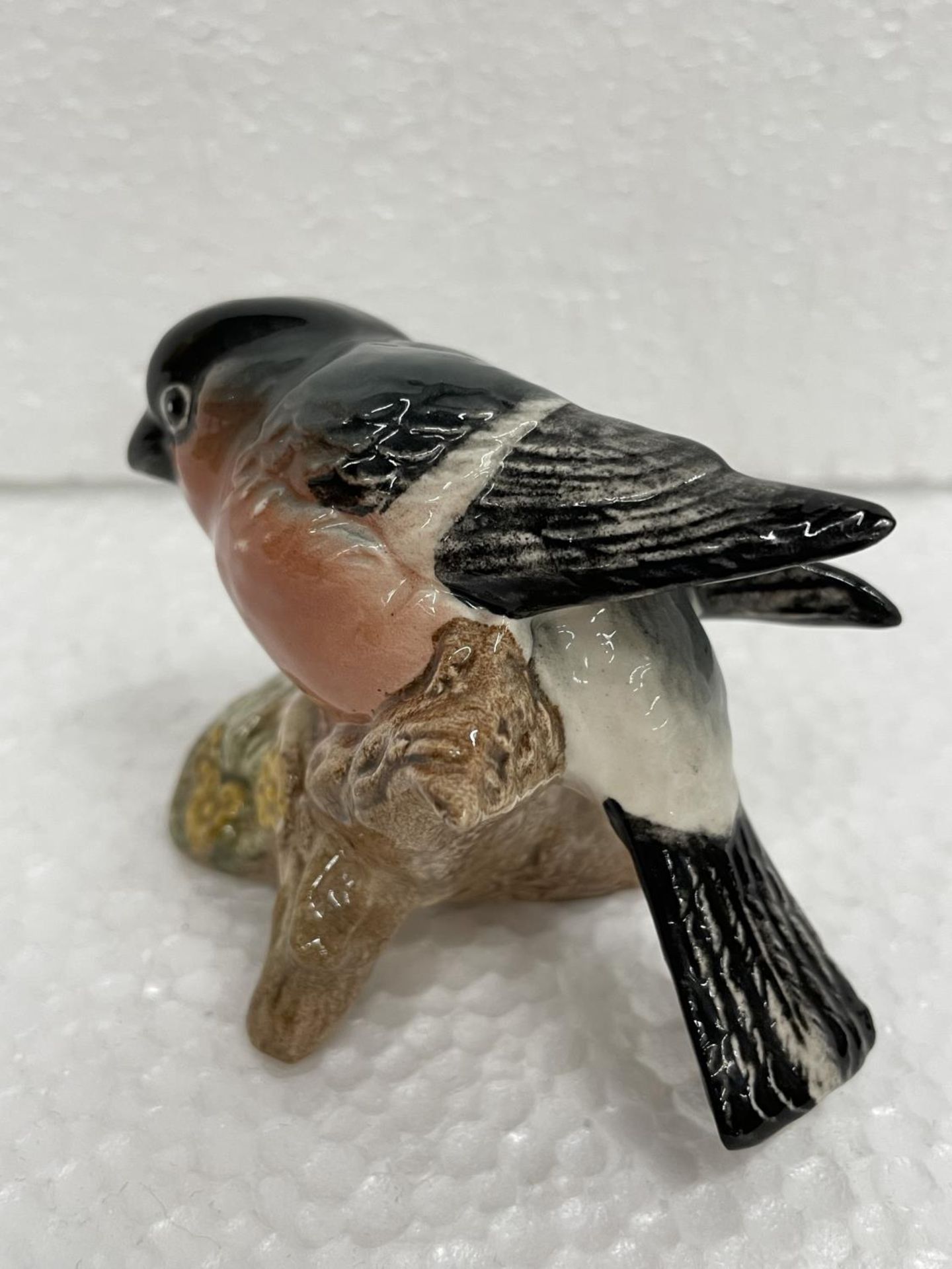 THREE BESWICK BIRDS TO INCLUDE A BULLFINCH, A CHAFFINCH AND A WREN - Image 4 of 4