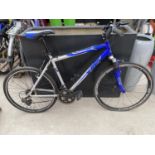A GENTS APOLLO XC26 GENTS MOUNTAIN BIKE WITH FRONT SUSPENSION AND 18 SPEED GEAR SYSTEM (ON RACING
