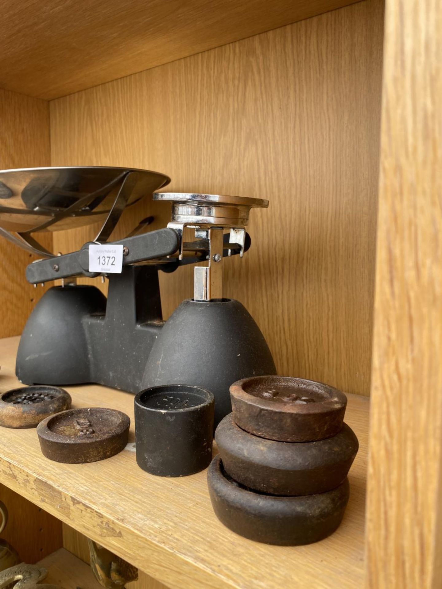 A SET OF KITCHEN BALANCE SCALES WITH A COLLECTION OF WEIGHTS - Image 3 of 6