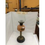 A VINTAGE BRASS AND GLASS OIL LAMP WITH PEACH COLOURED FLORAL GLASS HEIGHT 60CM