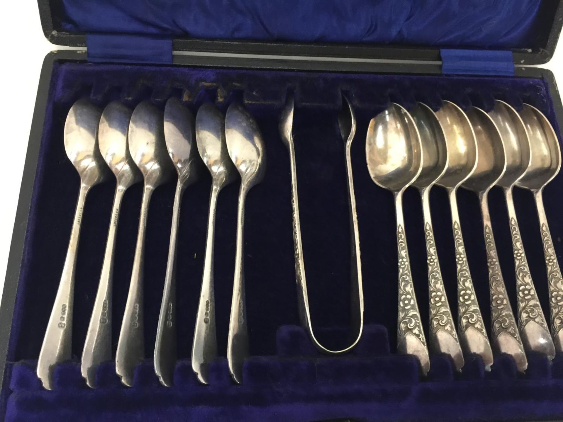 A VINTAGE BOXED SET OF TEASPOONS AND SUGAR TONGS - Image 4 of 4