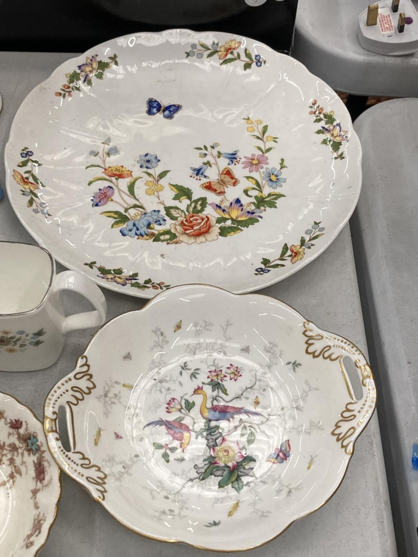 A QUANTITY OF CHINA TO INCLUDE COALPORT, ROYAL DOULTON, AYNSLEY, WEDGWOOD, PLATES, BOWLS, JUGS, - Image 3 of 8