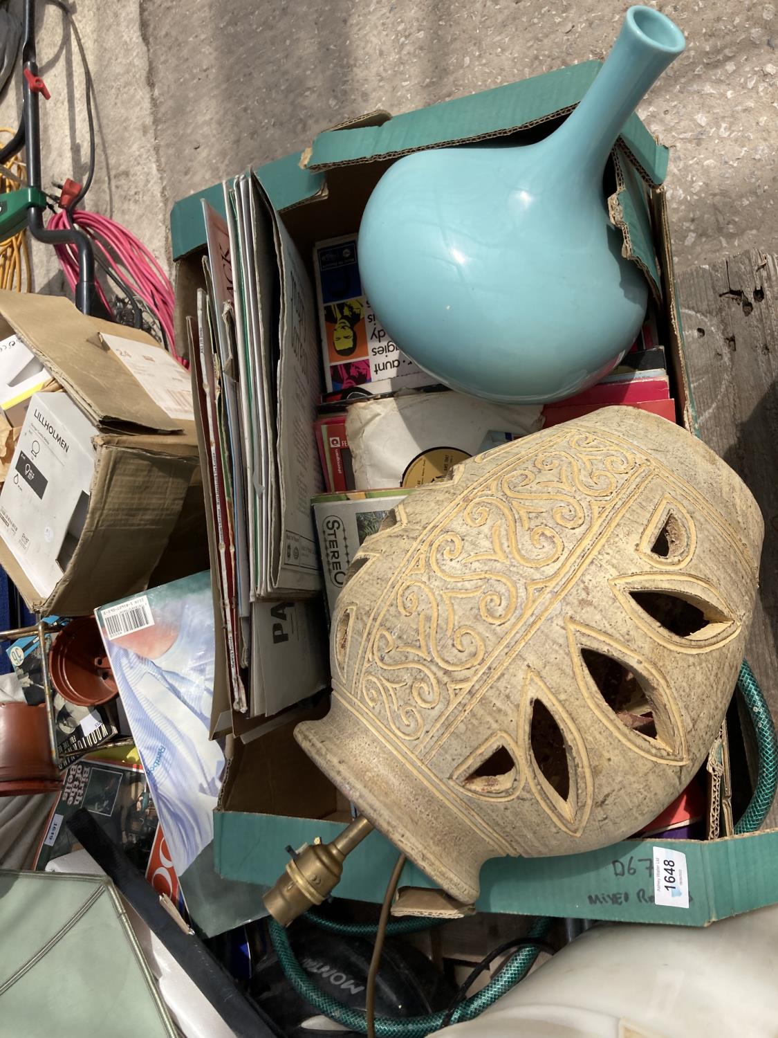 AN ASSORTMENT OF HOUSEHOLD CLEARANCE ITEMS TO INCLUDE LAMPS AND CERAMICS - Image 2 of 8
