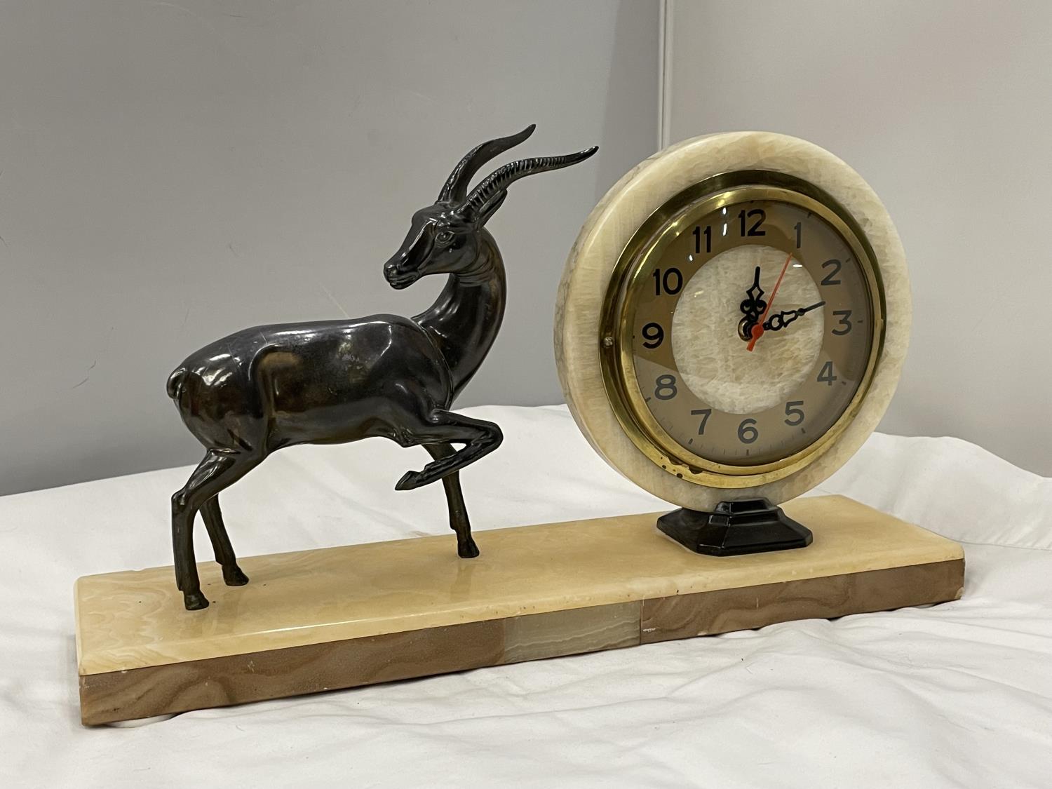 A MARBLE CIRCULAR CLOCK ON A MARBLE BASE WITH A METAL GAZELLE DECORATION BASE 40CM X 10CM - Image 4 of 4