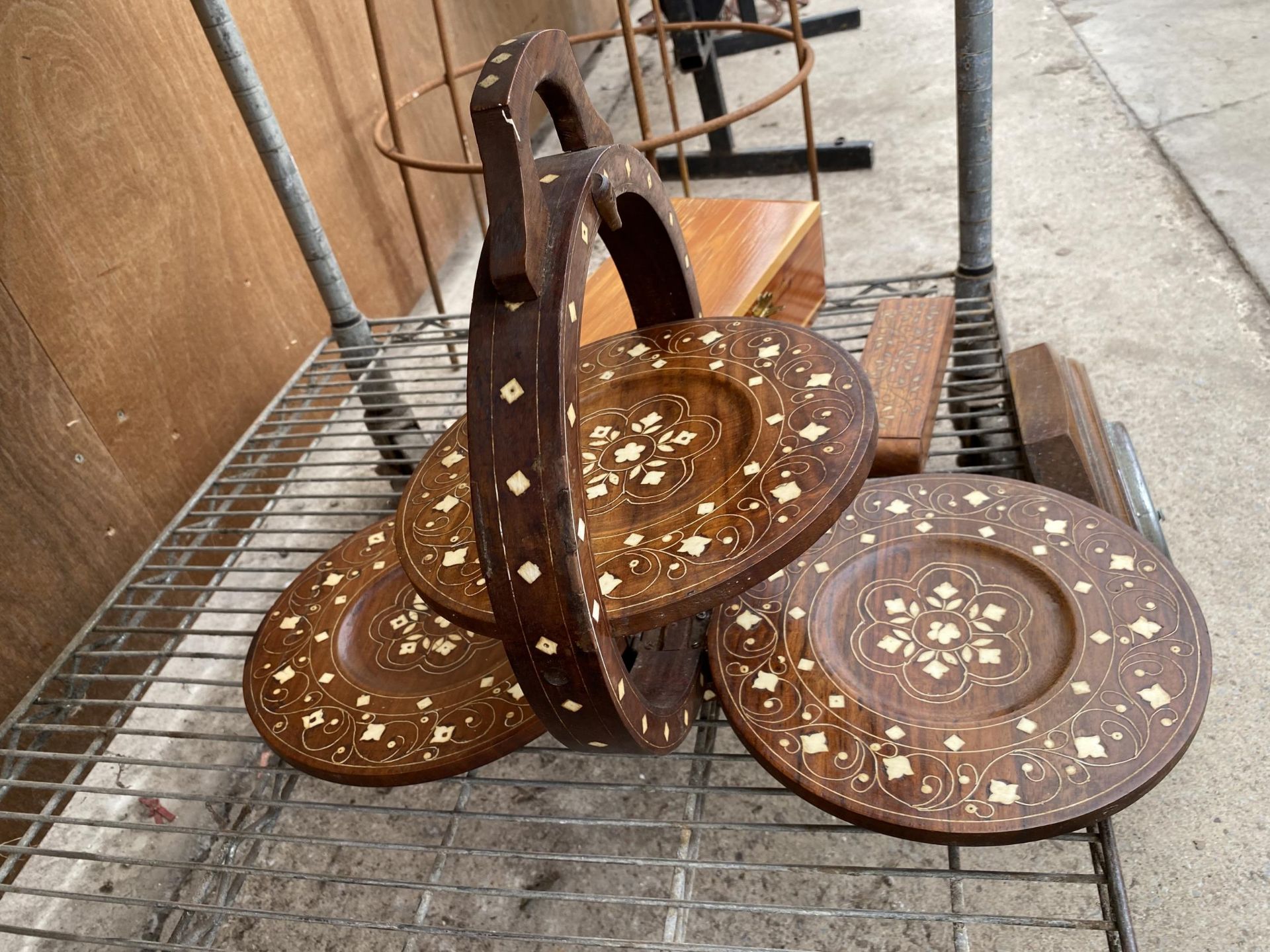 AN ASSORTMENT OF TREEN ITEMS TO INCLUDE A CAKE STAND, A JEWELLERY BOX AND A BAROMETER ETC - Image 3 of 5