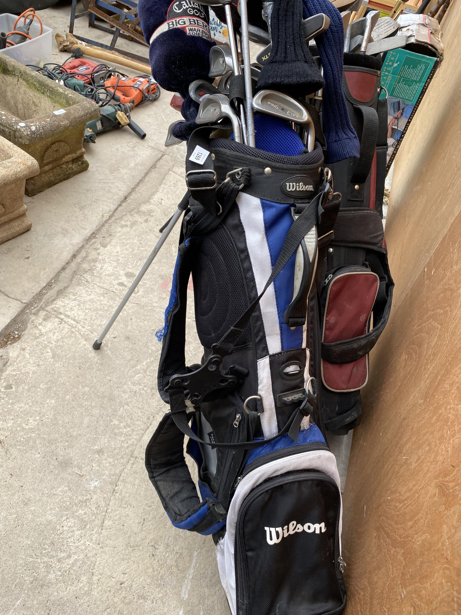 A WILSON GOLF BAG WITH VARIOUS GOLF CLUBS TO INCLUDE PING, CALLAWAY AND DUNLOP ETC - Image 2 of 4