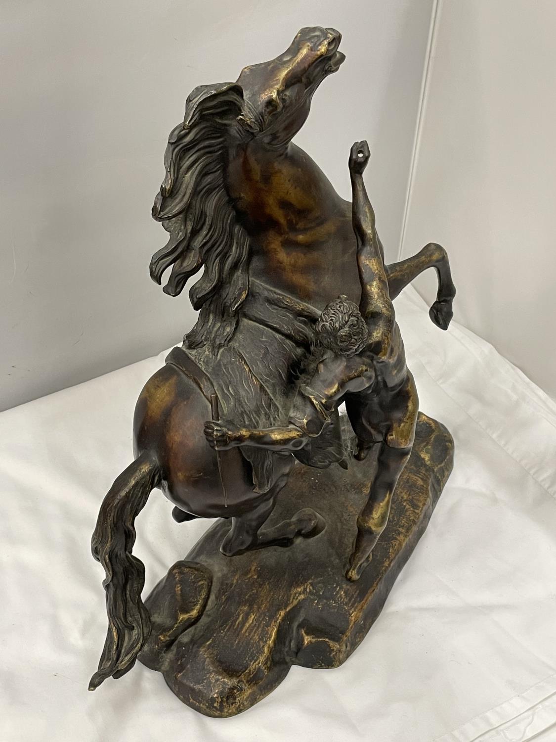 A BRONZE STATUE IN THE MANNER OF GUILLAUME COUSTOU CHEVAL DE MARLY HEIGHT 50CM - Image 3 of 6