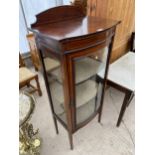 AN EDWARDIAN MAHOGANY AND INLAID BOWFRONTED DISPLAY CABINET, 23" WIDE