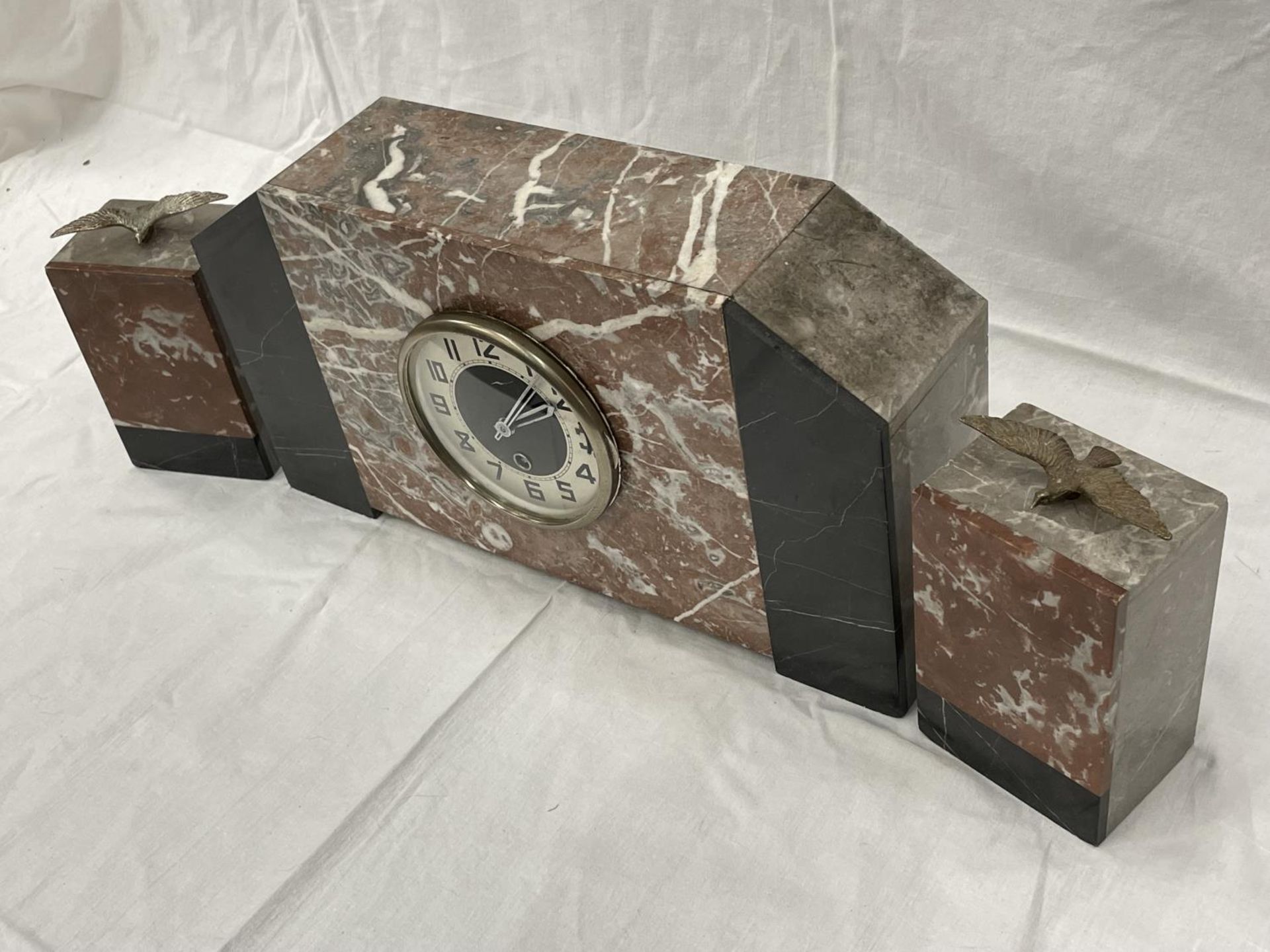 A MARBLE CLOCK WITH GARNITURES IN AN ART DECO STYLE - Image 3 of 9