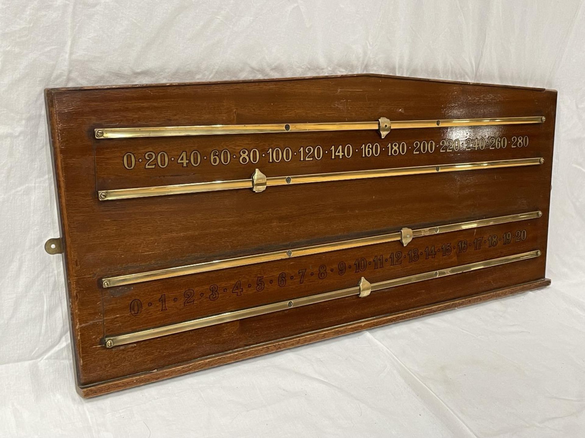 A VINTAGE MAHOGANY AND BRASS SNOOKER SCOREBOARD - Image 2 of 4