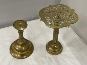 A GREOGIAN BRASS ADJUSTABLE HEIGHT WIG STAND AND A FURTHER BRASS STAND