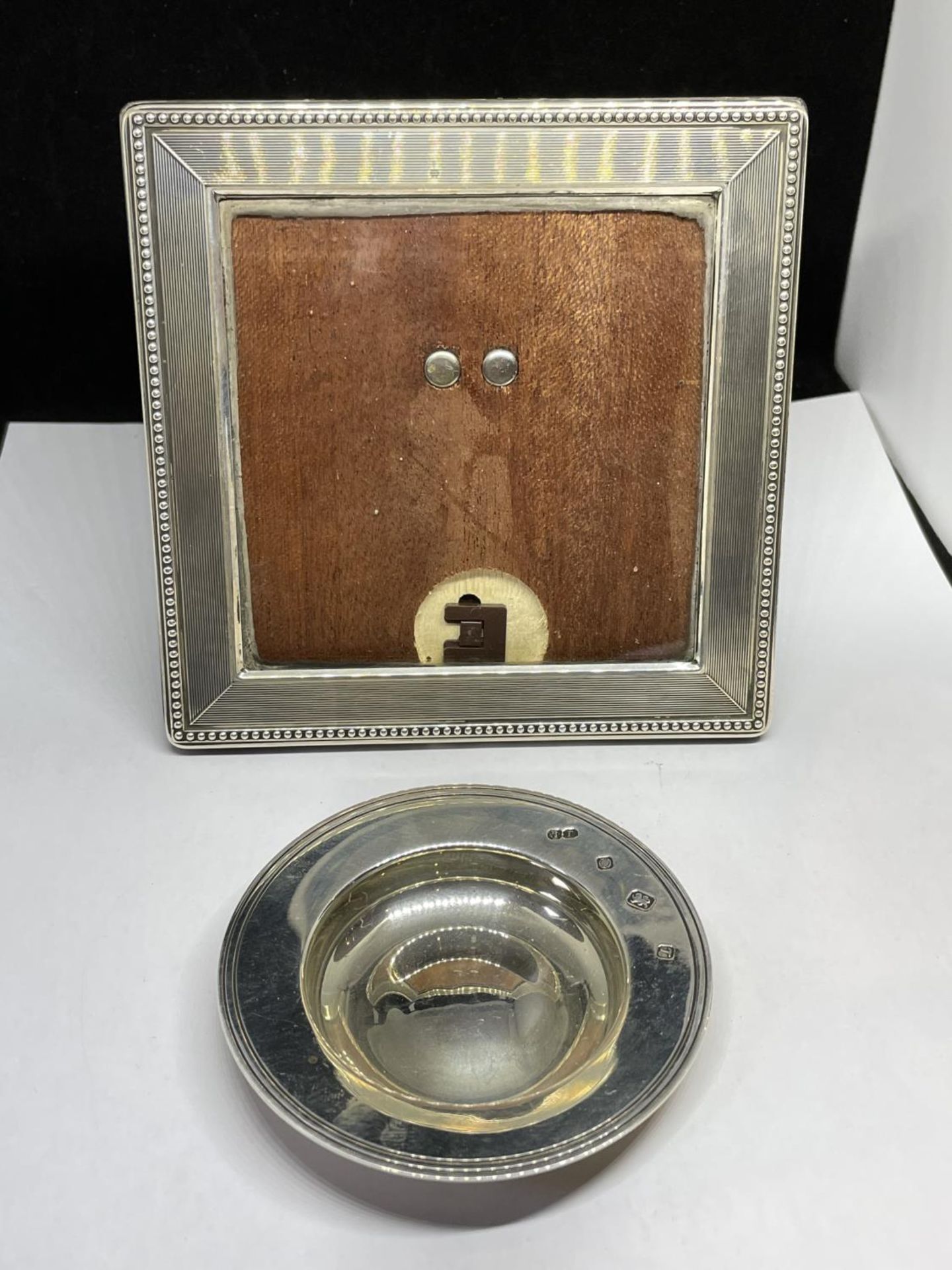 A HALLMARKED SHEFFIELD PIN DISH GROSS WEIGHT 40.5 GRAMS AND A MARKED 925 SILVER PHOTOGRAPH FRAME