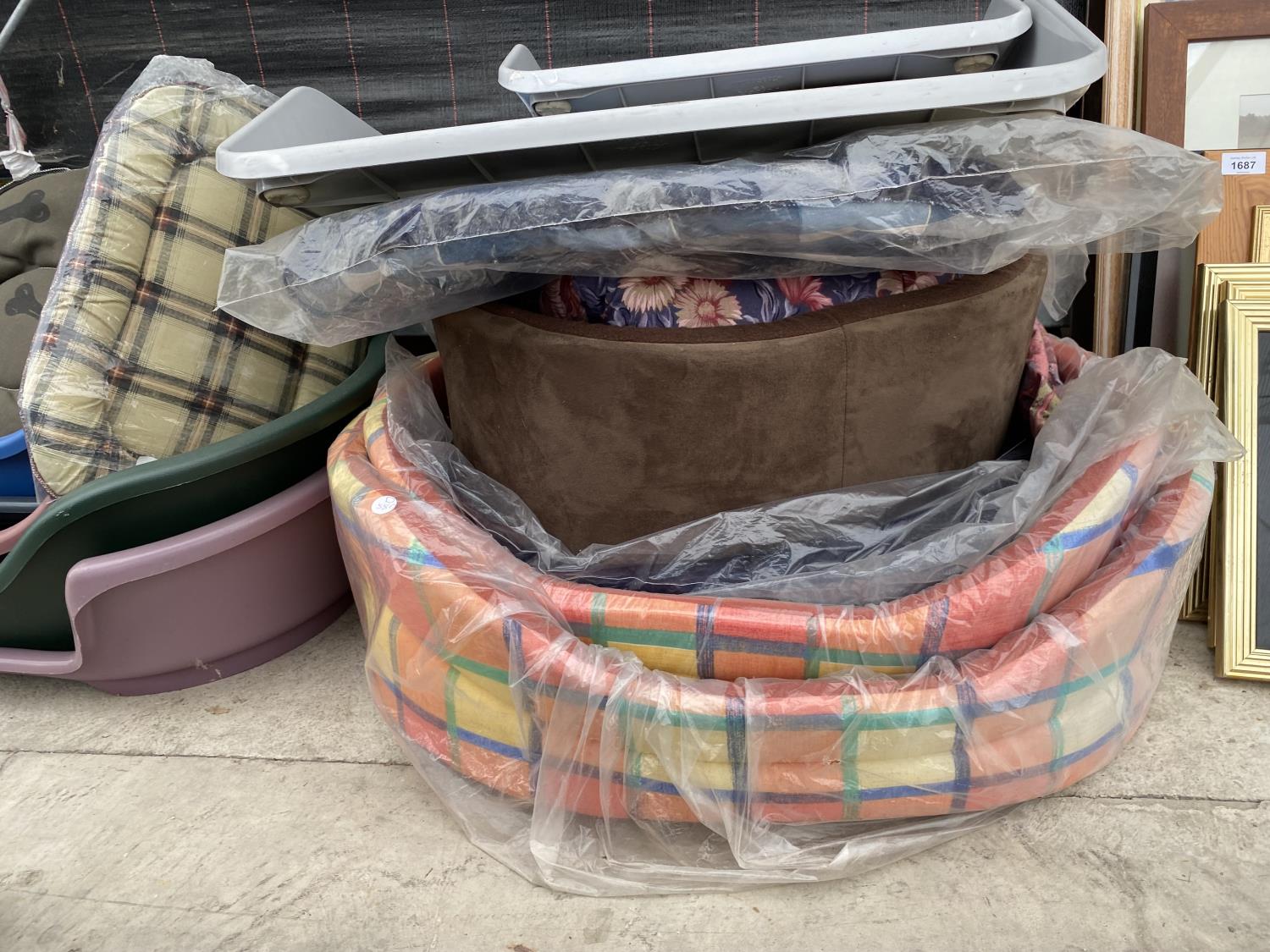 AN ASSORTMENT OF PET BEDS AND FEED BOWLS ETC - Image 11 of 12