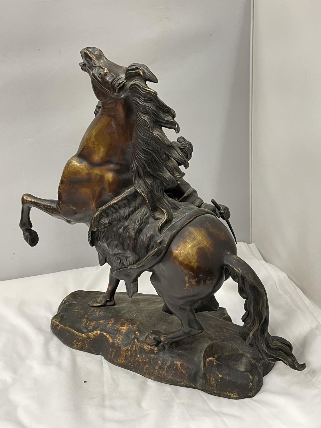 A BRONZE STATUE IN THE MANNER OF GUILLAUME COUSTOU CHEVAL DE MARLY HEIGHT 50CM - Image 4 of 6