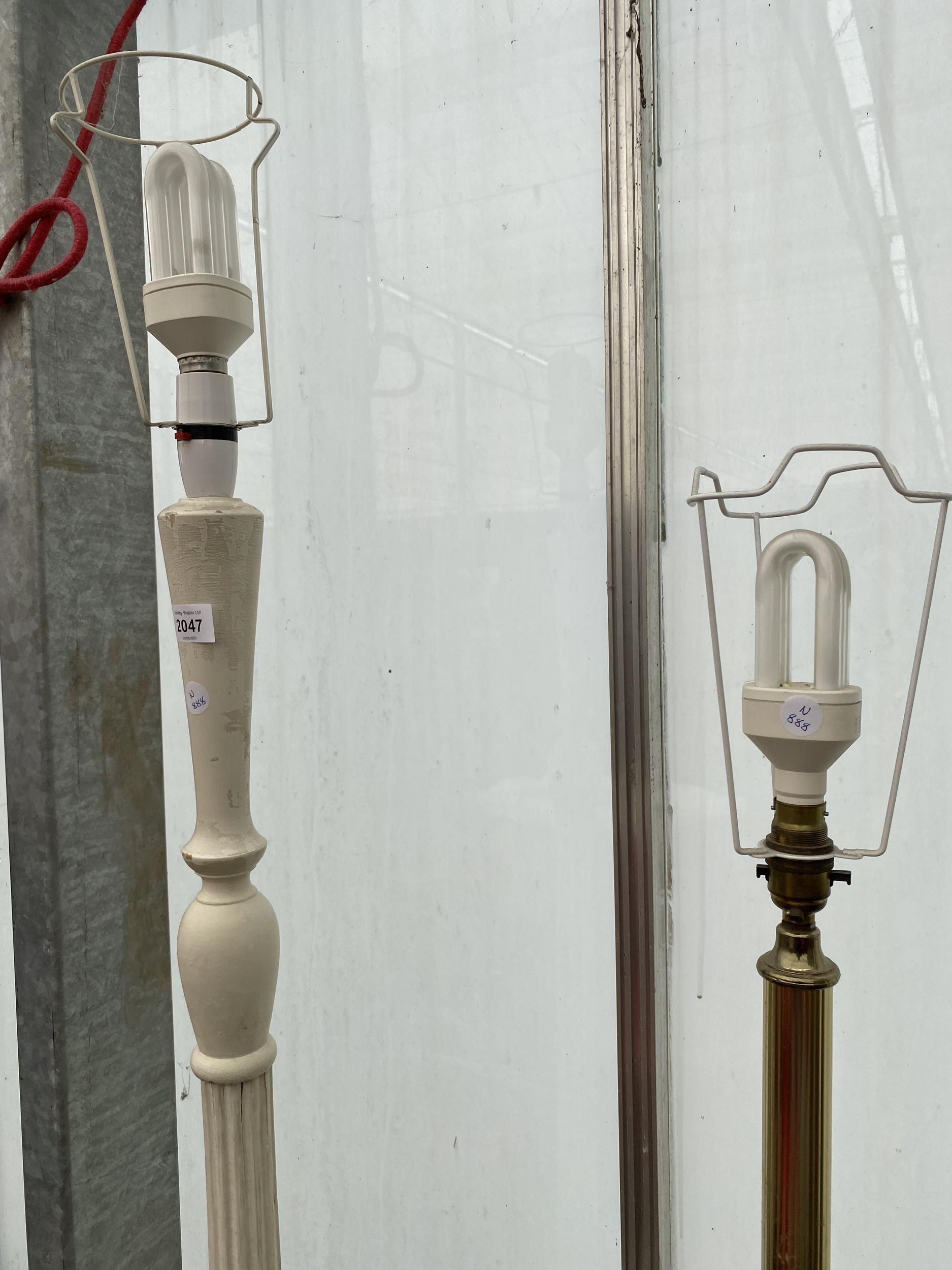 A MODERN PAINTED STANDARD LAMP AND BRASS STANDARD LAMP - Image 3 of 3