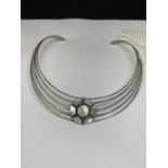 A SILVER CHOKER STYLE NECKLACE WITH A CIRCULAR PEARLISED DECORATION