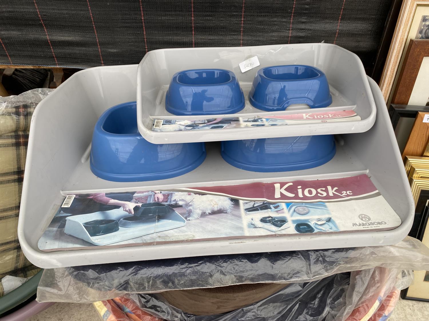 AN ASSORTMENT OF PET BEDS AND FEED BOWLS ETC - Image 8 of 12