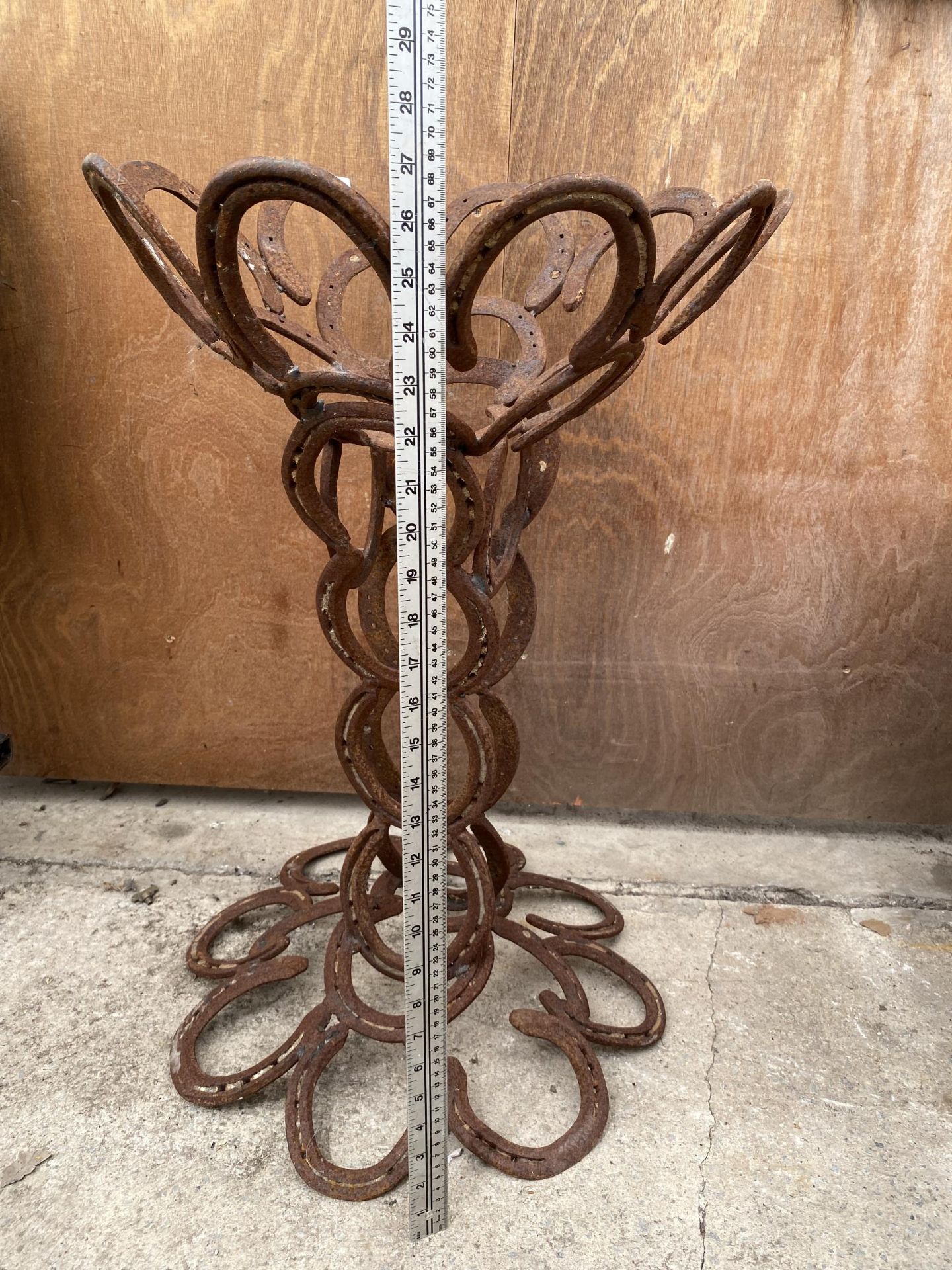 A DECORATIVE PLANTER FORMED FROM HORSE SHOES - Image 3 of 3