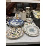 A QUANTITY OF BLUE AND WHITE 'WILLOW PATTERN' PLATES, VASES, EWER STYLE GLASS JUG, CABINET PLATES,