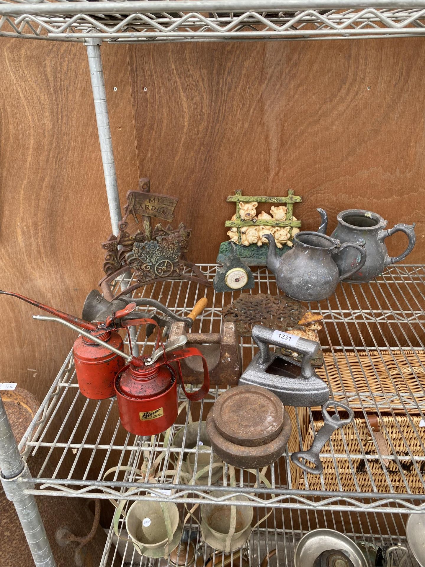 A LARGE ASSORTMENT OF VINTAGE ITEMS TO INCLUDE TWO PEWTER KETTLES, TWO PUMP ACTION OIL CANS A MINCER