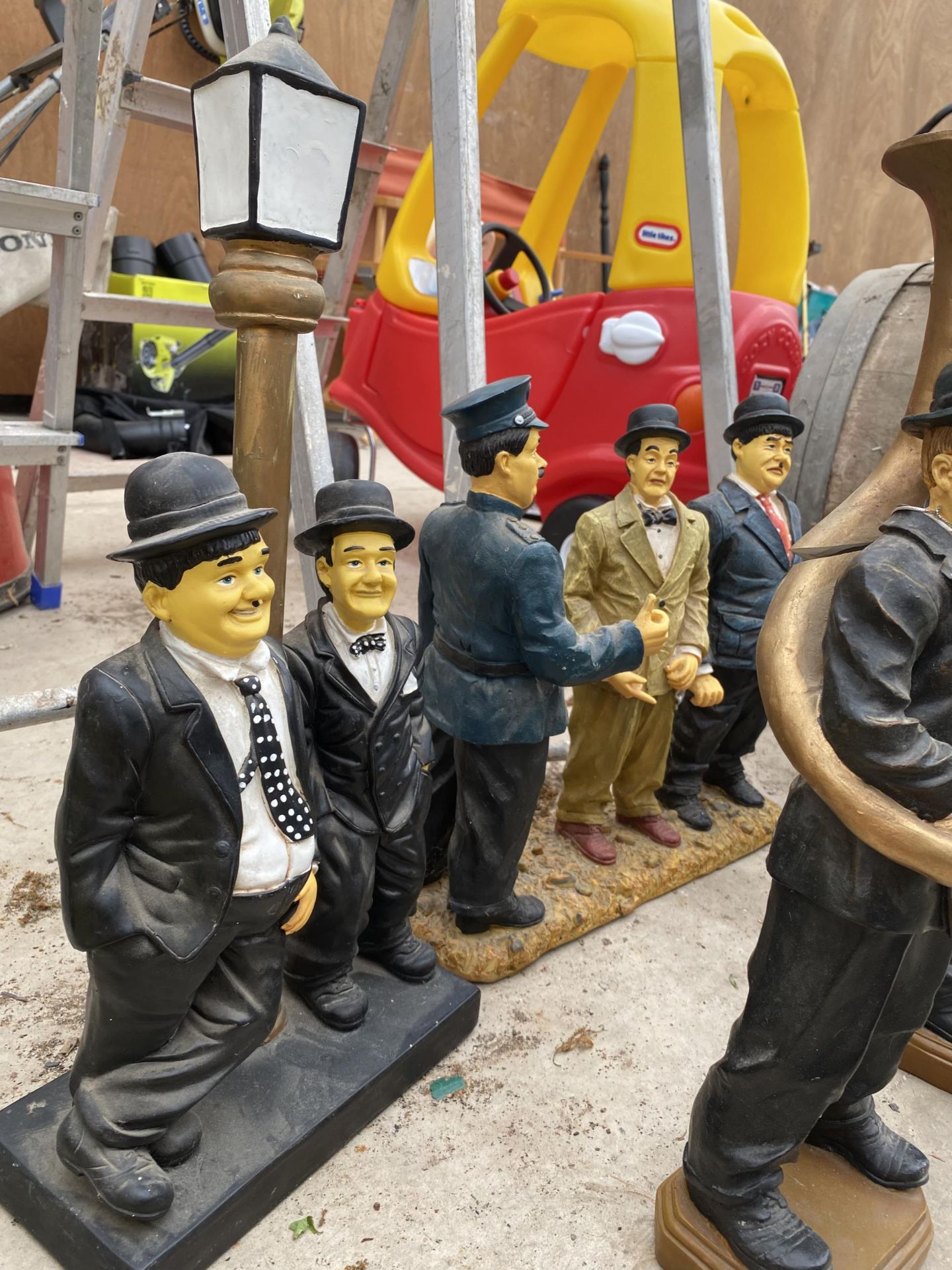 AN ASSORTMENT OF RESIN FIGURES TO INCLUDE LAUREL AND HARDY ETC - Image 3 of 5